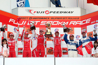 GT500クラス表彰式。右から、2位MOTUL AUTECH Z（松田次生／ミハエル･クルム）、優勝のZANAVI NISMO Z（リチャード・ライアン／本山哲）、3位Forum Eng.SC430（片岡龍也／ビヨン・ビルドハイム）。