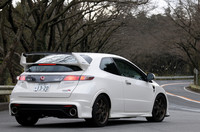 テスト車は、ステンレス製の「スポーツエキゾーストシステム」（19万4250円）を装着済み。三角の輪郭が特徴だったノーマルに代えて、円形のマフラーエンドが顔をのぞかせる。