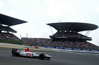 BARホンダのジャック・ヴィルヌーヴは、予選17位と後方からスタート。序盤、スピンをきっし最後尾にダウン、ミナルディの後を走るなど、いいところがなかった。最後は、トランスミッションのトラブルで52周リタイア（写真＝本田技研工業）