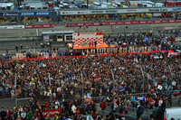 レース後のグランドスタンド。ドライバーを囲んで、大勢のファンの声援がこだました。
    