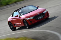 当日の試乗コースとなった、サイクルスポーツセンターのコーナーを駆け抜ける「S660 MUGEN RA」。