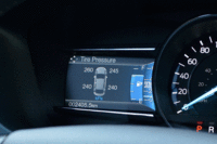 安全関連では、新たにタイヤ空気圧モニターが全車に採用された。空気圧はメーター内のマルチインフォメーションディスプレイに表示される。（写真をクリックすると、そのほかの表示を見ることができます）