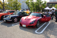 「ポルシェ911」（964型）の隣には「TVRサガリス」が……。会場には国内外のさまざまなスポーツカーが集結。参加者たちは互いの愛車について語り、楽しい朝のひと時を過ごした。
    