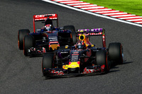 姉妹チームであるレッドブルとトロロッソは明暗が分かれた。ダニール・クビアト（写真手前）は予選で大クラッシュ、マシン修復のためピットからスタートし13位。チームメイトのダニエル・リカルドは7位からスタートするも1コーナーでの混乱に巻き込まれパンク、結果15位だった。一方トロロッソの若い2人は伸び伸びとレースを展開。マックス・フェルスタッペン（写真後ろ）は、予選でのトラブル＆ペナルティーで17番グリッドと沈んだが、レースでは9位入賞。僚友カルロス・サインツJr.も10位でレースを終えた。（Photo=Red Bull Racing）