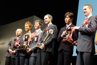 手前から、リチャード・ライアン、立川祐路、ブノワ・トレルイエ、本山哲、脇阪寿一の面々。