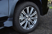 標準仕様のタイヤサイズは285/50R20。オプションで275/50R21サイズ（写真）と、285/60R18サイズが用意される。