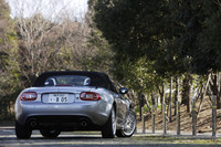 リアのスタイリングの変更は、マイチェン前と並べて比較しないとわからない程度。コンビネーションランプの形状や、リアバンパーの下部の意匠が変わっている。