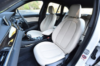 オプションで用意されるパーフォレーテッド・ダコタレザーのシート。「xライン」には、写真のオイスターのほか、ブラック、モカの全3色のシートカラーが用意されている。