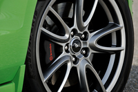 足まわりは、前後とも255/40ZR19の「ピレリPゼロ」に専用デザインのアルミホイールの組み合わせ。フロントにはブレンボ製のブレーキキャリパー＆ローターが装備される。
    