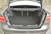 トランクの容量は415リッター。後席の背もたれは4：2：4の分割可倒式となる。（クリックすると後席の背もたれが倒れる様子が見られます）