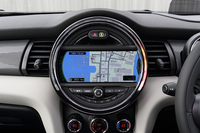 8.8インチのワイドな液晶画面を持つカーナビゲーションシステム。周囲を囲う円形のリムには、LEDのイルミネーションが備わる（ともにオプション）。