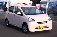 「ダイハツ・ミラ イース」。JC08モードで30.0km/リッターの燃費が話題となった。