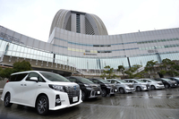 試乗会の会場に並べられた、新型「アルファード／ヴェルファイア」。2015年1月26日に発売された。
    