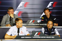 1980年代初頭に勃発したFISA vs FOCA対決の再来か。統括団体FIAとチーム団体FOTAは、2010年のコスト削減規定を巡り対立。ついにはFOTA系8チームは来季F1から離脱し、独自の新シリーズを立ち上げることを表明した。FIA側は妥協案により折り合いがつくとみているが、FOTAはいまのところ強硬姿勢を堅持している。なお既存10チームのうち、FIA案に賛成の手を挙げたウィリアムズとフォースインディアはFOTAのメンバーだがその立場は保留状態とされている。（写真＝Red Bull Racing）
