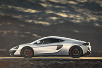 キャビンの後方に「ツーリングデッキ」と呼ばれるラゲッジスペースが設けられた「570GT」。外観はファストバックスタイルが強調された。