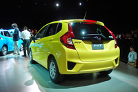 リアビュー。ルーフ近くまで伸びる、凝った形状のリアランプが特徴的。
    