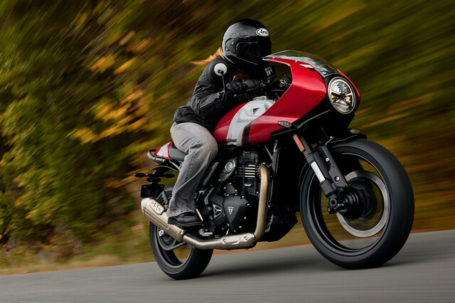 トライアンフが「スラクストン400」と「トラッカー400」を日本に導入