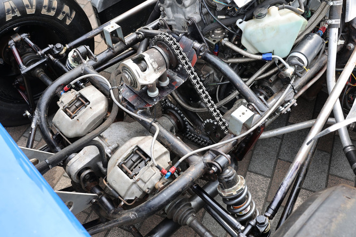 反対側から眺めると、チェーンドライブの機構がよく分かる。鋳造アルミ製の立派なブレーキキャリパーは、ナローの「ポルシェ911」のフロント用のSキャリパーという。