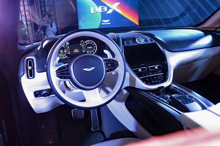 アストンマーティンDBX（インストゥルメントパネルまわり）