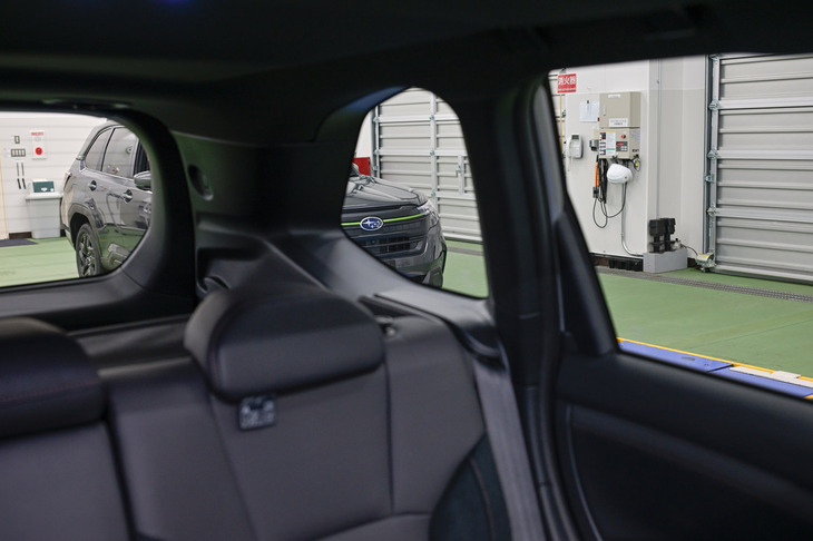 ルームミラーで確認しづらい車両斜め後方の視界も、新型「フォレスター」ではリアクオーターウィンドウ越しにしっかりと確保されていることがわかる。死角を極力減らすことで、事故の発生そのものを抑えることが期待できる。