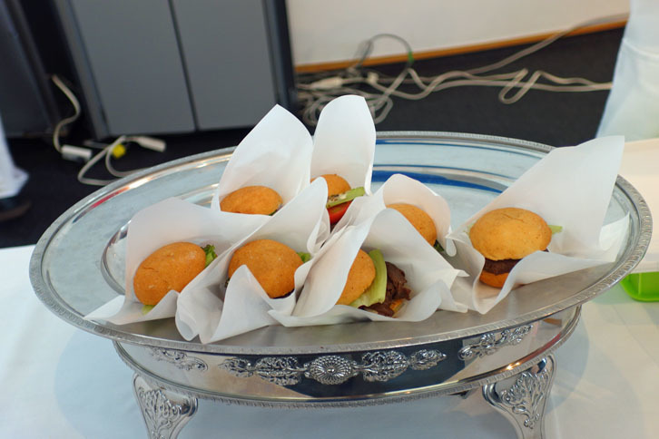 セルリアンタワー東急ホテルのローストビーフバーガーも人気。