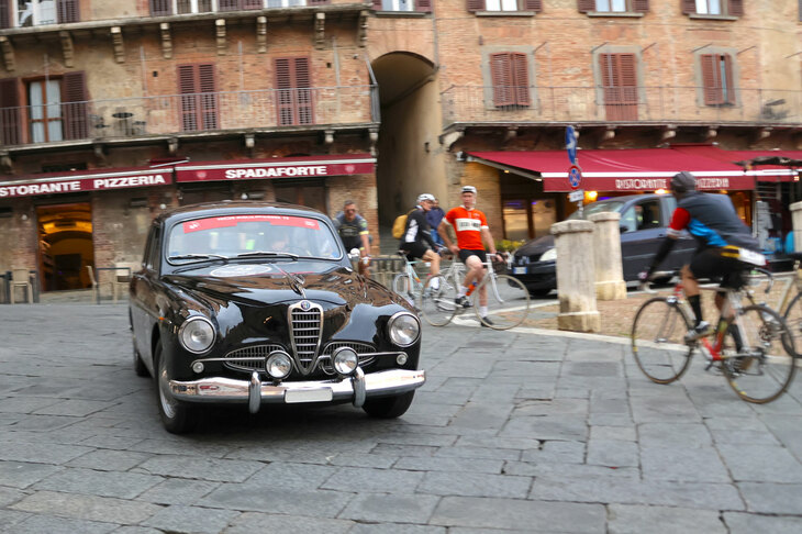 突如サイレンを響かせながら「アルファ・ロメオ1900」が襲来。