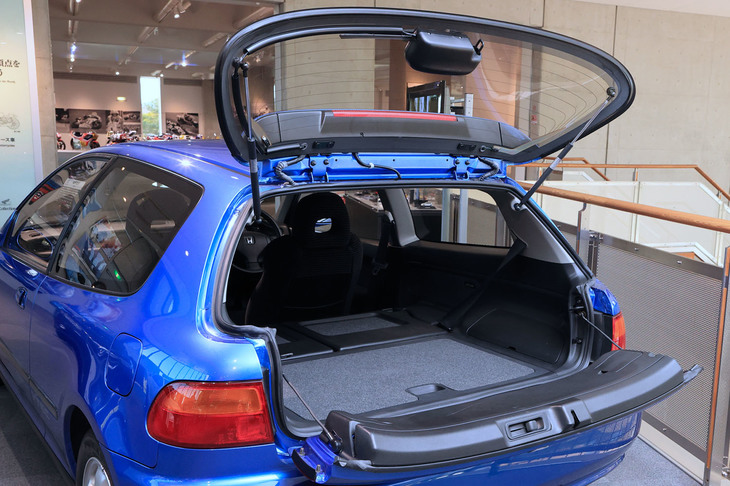 荷室には、ガラスハッチとロワゲートからなる2分割式のテールゲートを採用。これは、引き締まったキャビンのデザインと後方視界を両立するために用いられたものだ。“1枚もの”のテールゲートではリアウィンドウの左右にピラーが必要となり、ただでさえ狭いウィンドウがより狭くなってしまうため、コンパクトカーには珍しいこの構造が採用された。