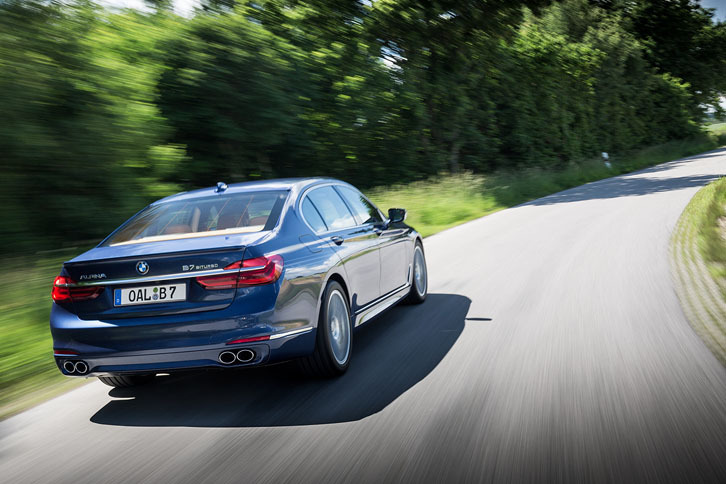 「BMW 7シリーズ」としては先代（F01）型から後輪ステア機構が付いているが、アルピナとしては今回が初。（写真＝アルピナ）