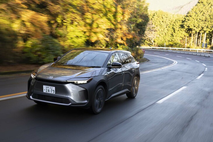 足まわりはフロントがストラットでリアがダブルウイッシュボーン。可変ダンパーのたぐいは備わっていないが、基本的に乗り心地は良好。