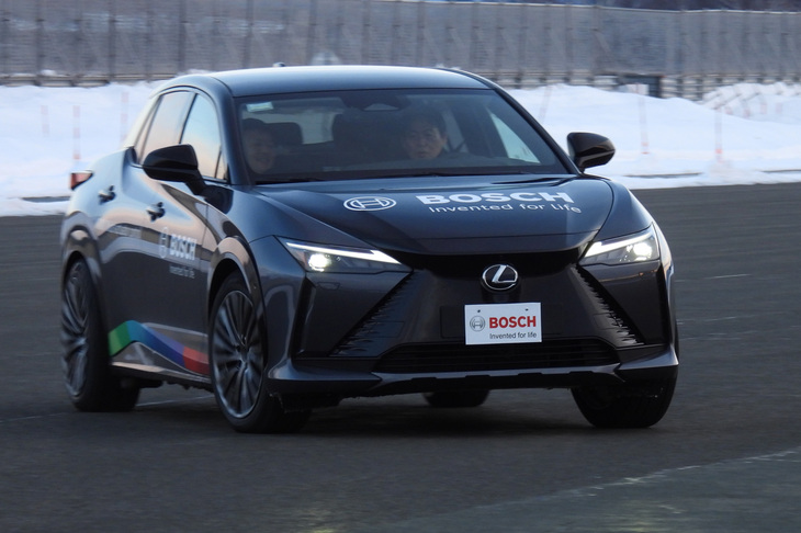 北海道・女満別のSDV技術取材会より、「性能のカスタマイズ」機能の体験試乗に供された、「レクサスRZ」ベースの試作車。