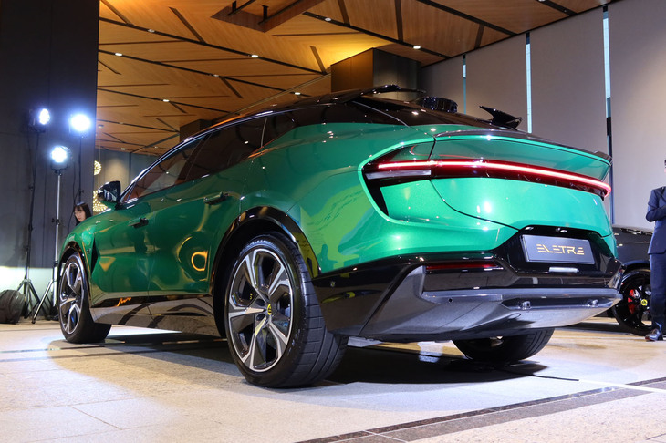 「ハイパーSUV」とうたわれる「エレトレR」の0-100km/h加速タイムは2.95秒。最高速は265km/hとなっている。