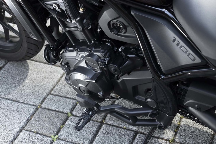 「レブル1100 DCT」に変速用のシフトペダルは存在しない。左側ステップのまわりはスッキリとしている。