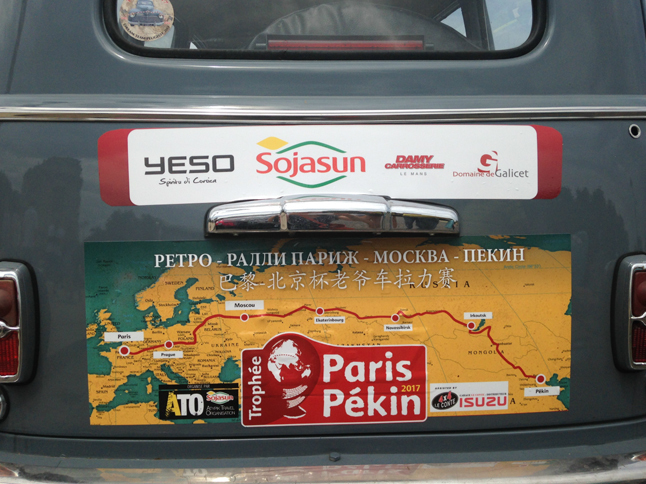 「パリ・北京トロフィー2017」のルートを示したステッカー。