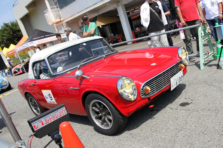 競技は1000cc以下のノーマル車両および500cc以下の軽自動車によるAクラス（出走12台）から開始。スタートしていくのはクラス3位となった「ホンダS600」。