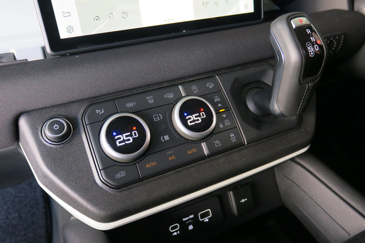 ランドローバー・ディフェンダー110 SE エクスプローラーパック装着車（センタークラスター）