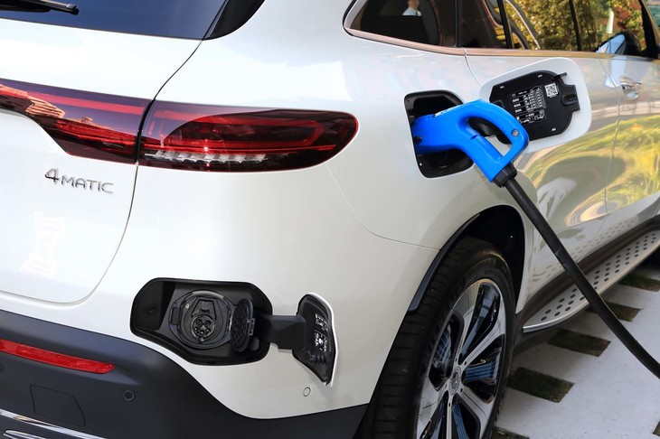 給電口は右リアの計2カ所。リアバンパー右側（写真左下）には普通充電用のものが、右リアフェンダー上部（写真右上）にはCHAdeMO規格の給電口が備わる。