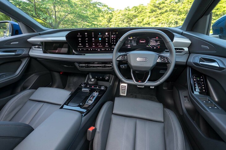 操作系はタッチパネル式のドアコンソールを含め、各所が高度にデジタル化。インストゥルメントパネルまわりは11.9インチの液晶メーターと14.5インチのタッチディスプレイからなる、局面デザインの「MMIパノラマディスプレイ」が目を引き、オプションで10.9インチのパッセンジャーディスプレイも用意される。