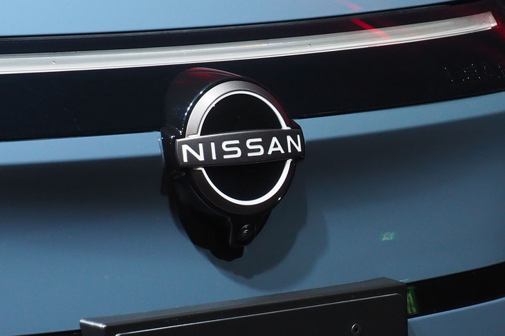 フロントの中心に「NISSAN」のエンブレムが備わる。デザインや形状は、ベースとなった3代目「日産リーフ」に準じたものとなる。