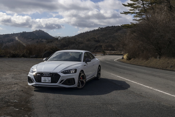 試乗車のボディーカラーは「グレイシアホワイトメタリック」。どこか1980年のジュネーブモーターショーでデビューした初代「アウディ・クワトロ」が白いボディカラーだったことを想起させる。同カラーを含め「RS 5クーペ」には全8種類の外装色が設定されている。