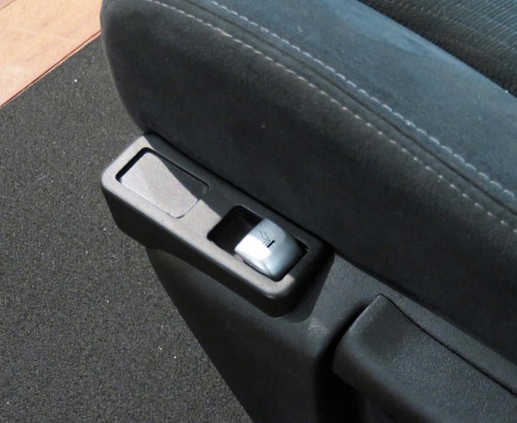 会場では、電動ロック機能を使ったスライド調節シートも展示された。写真は座面の側方に設けられた、電動ロックの解除スイッチ。