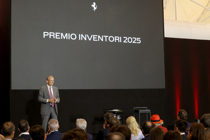 2026年6月にイタリア国内で開催された、「フェラーリ発明家賞」の授賞式でのひとこま。これは、技術ソリューションや特許などにおいてフェラーリに貢献した従業員の功績を称えるもので、ハーバート・ワートハイム氏（写真右下の赤い帽子の人物）も特別ゲストとして招待されていた。