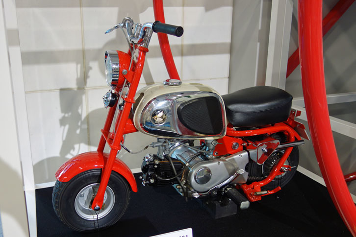 「モンキーCZ100」（1964年）。「モンキーZ100」を、一般公道でも走行できるよう改良し、市販化された最初のモデルだが、そのほとんどはアメリカ向けに輸出された。エンジンは「スーパーカブC100」から、タンクとシートは「スポーツカブC111」から流用された。