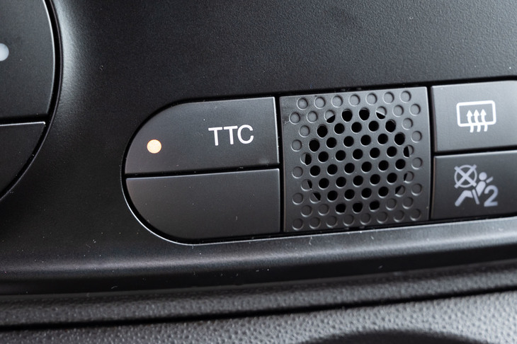 「TTC」（トルクトランスファーコントロール）は、コーナリング時に内輪が空転するのを抑え、駆動力の“逃げ”を抑制するブレーキLSD機能だ。