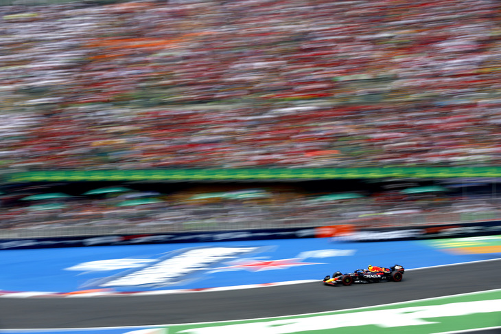 メキシコの星、ペレス（写真）は母国で3位表彰台。予選では電気系トラブルに見舞われ、DRSの作動やインストゥルメントパネルの表示に問題を抱えながらの走行をしいられるも4位。レースでは、タイヤ交換がうまくいかず、通常の倍の時間を要してしまったのが痛かったが、それでも2位ハミルトンを脅かす存在として、フェルスタッペンとチームの勝利に貢献した。チャンピオンシップでは2位に上がり、3位シャルル・ルクレールとの差は5点となった。（Photo=Getty Images / Red Bull Content Pool）