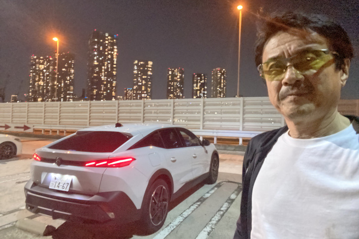 2025年7月15日に国内導入が発表された「プジョー408 GTハイブリッド」。ステランティスが導入を推進している1.2リッター直3ガソリンターボエンジンを核としたマイルドハイブリッドパワートレインが搭載される。今回は「オケナイトホワイト」の外板色をまとった同モデルに試乗した。