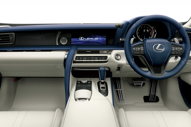 「LC500コンバーチブル」に新設定された「ブルー＆ホワイト」のインテリアカラー。