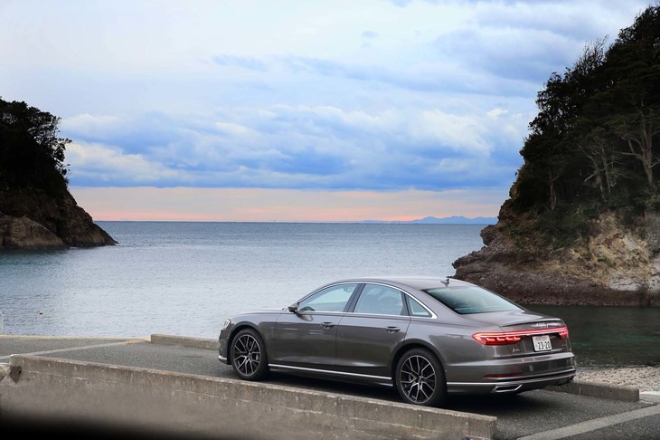 スマートなたたずまいを見せながらも、厳しい走行環境をものともしない先進技術が満載された「A8」。まさに、現代における至高のサルーンである。