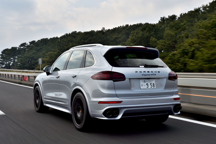 試乗車はオプションのエアサスペンション装着車。標準車高は「カイエンS」と比べて20mm低められている。