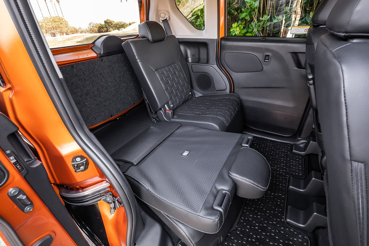 「デリカミニTプレミアム」の右側リアシートバックを前方に倒した様子。