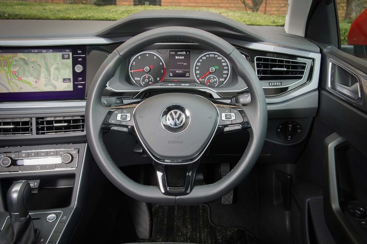 ステアリングホイールの形状は「ゴルフ」と同じ。スポーク上にはACCやオーディオの操作スイッチが備わる。